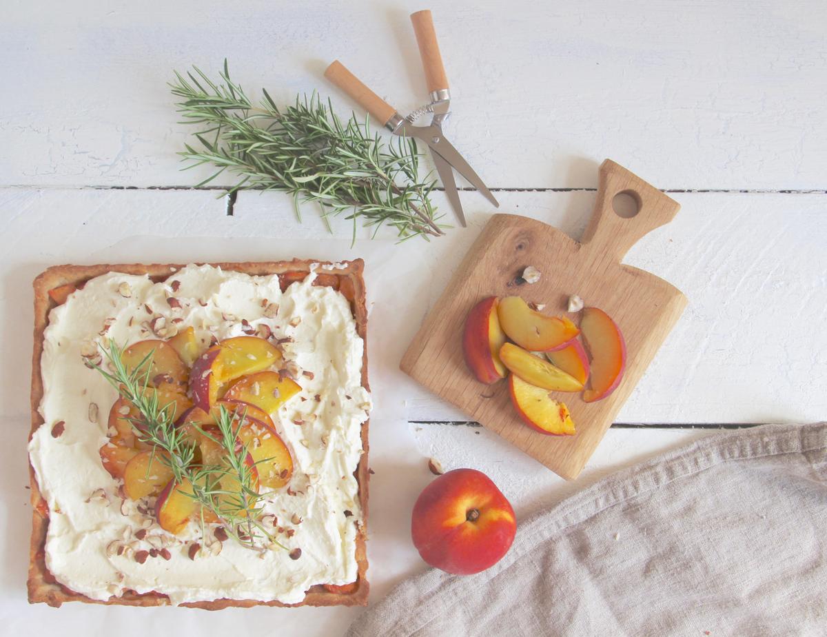Rezeptbild: Pfirsich Tarte mit Rosmarin und Mascarpone