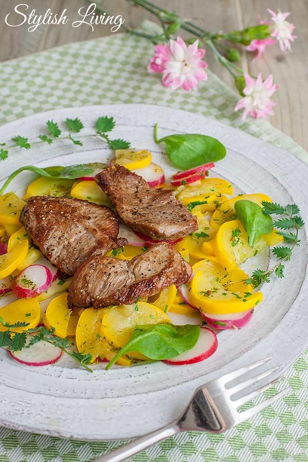 Rezeptbild: Kalbsschnitzel mit warmem Radieschen-Zucchini-Salat