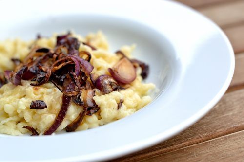Rezeptbild: Käsespätzle mit geschmorten Zwiebeln