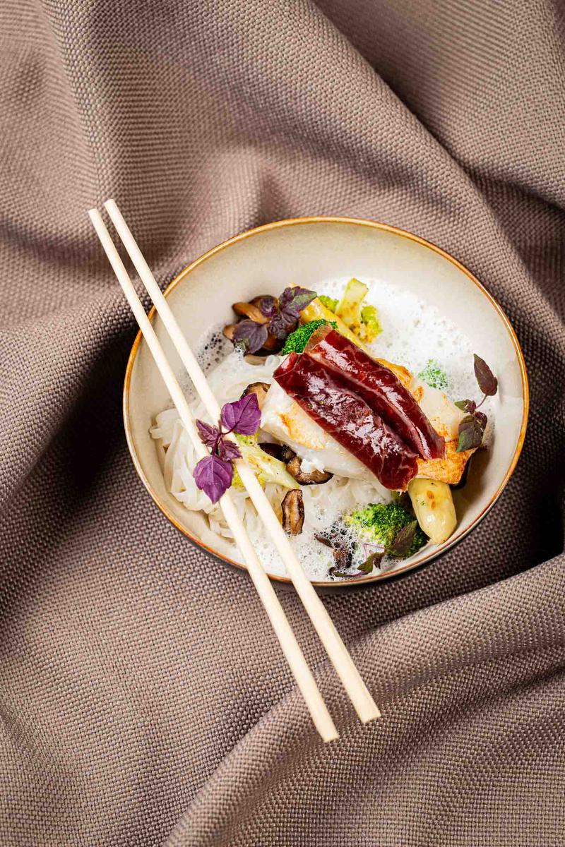 Rezeptbild: Heilbutt mit Reisnudeln, Shii Take und Kokos-Fischsauce und Bündnerfleisch