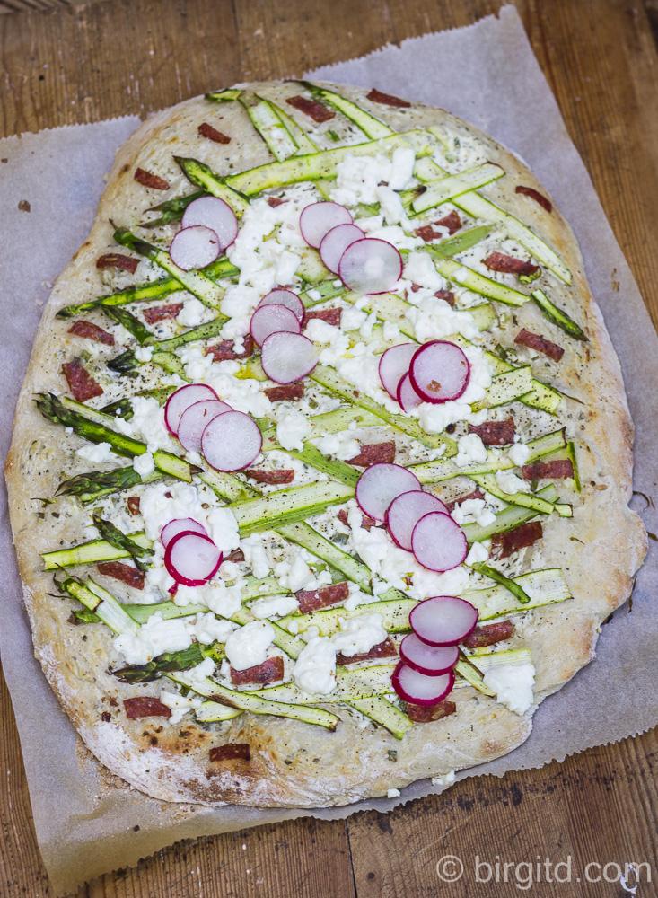 Rezeptbild: Frühlingswürziger Flammkuchen mit Spargel, Radieschen, Schafskäse & mehr