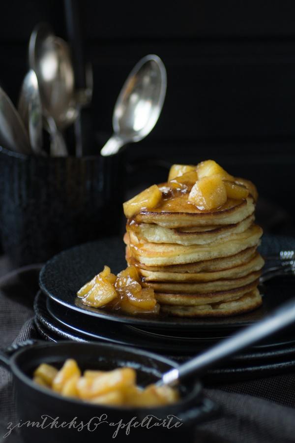 Rezeptbild: Zimt-Pancakes mit karamelliserten Äpfeln