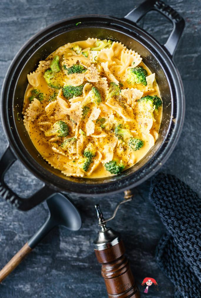 Rezeptbild: Brokkoli mit Pasta in cremig würziger Kartoffel-Möhren-Sauce à la Mac and Cheese