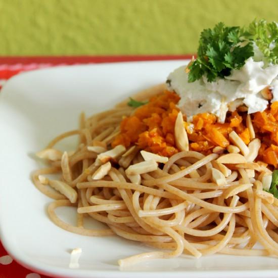 Rezeptbild: Möhren-Mandel-Pesto mit Ziegenfrischkäse