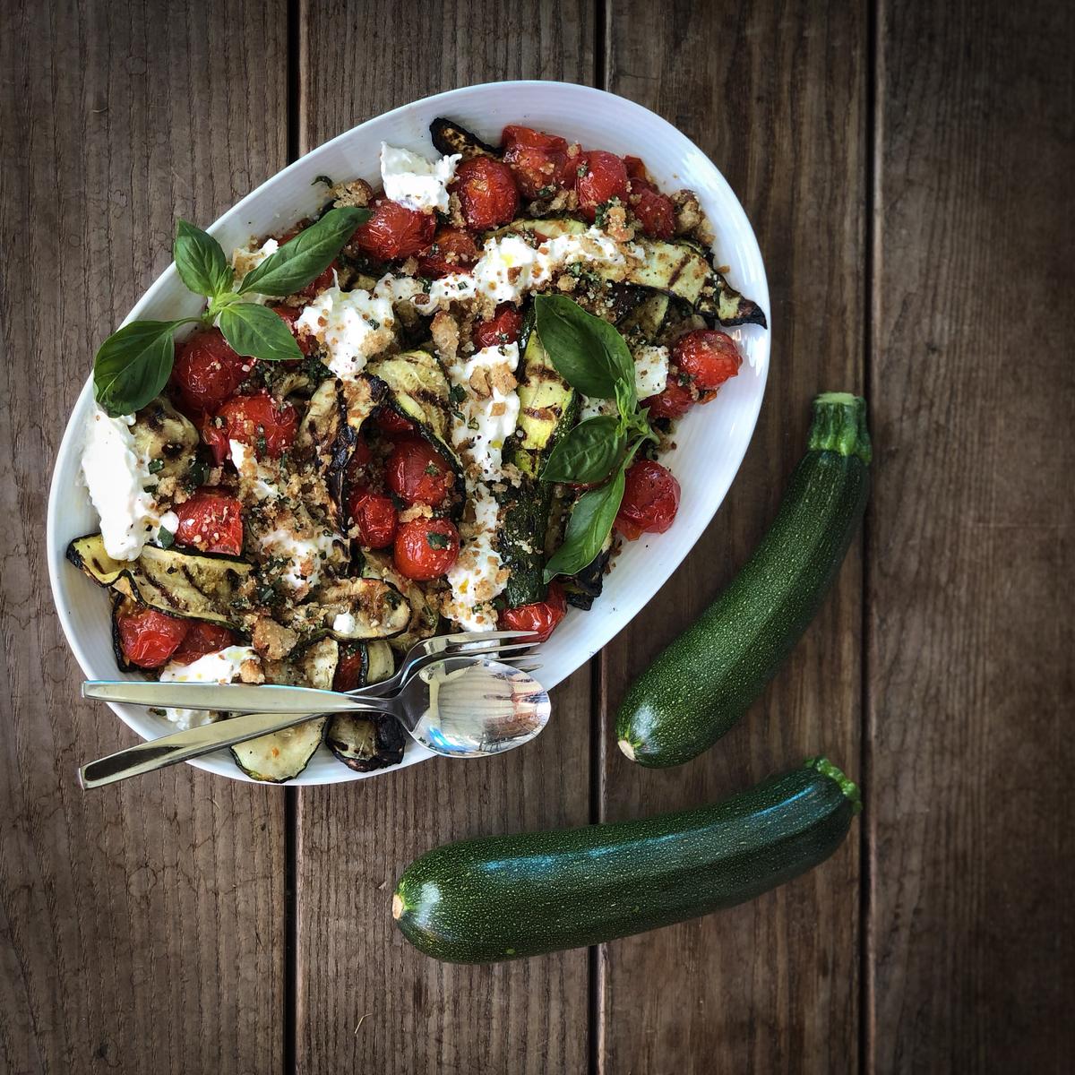 Rezeptbild: BBQ ZUCCHINI MIT CHERRYTOMATEN UND BURRATA