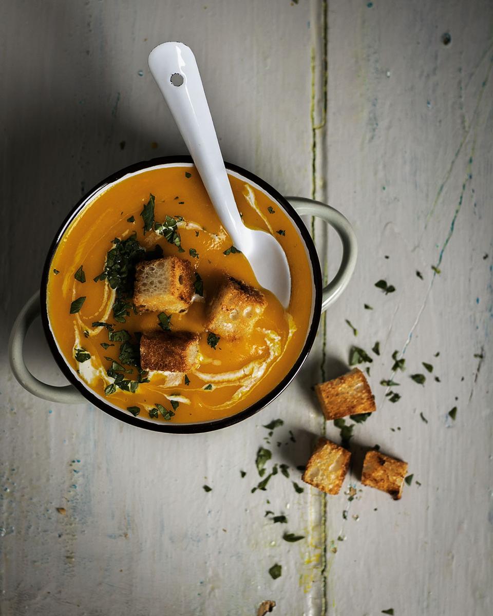 Rezeptbild: Klassisch-cremige Kürbissuppe aus 6 Zutaten | Der orangefarbene Suppenklassiker im Herbst