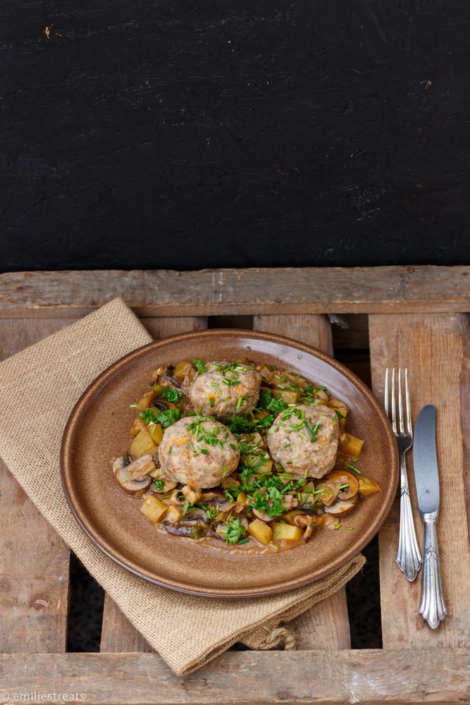 Rezeptbild: Schwarzbrotknödel mit vegetarischem Pilzgulasch