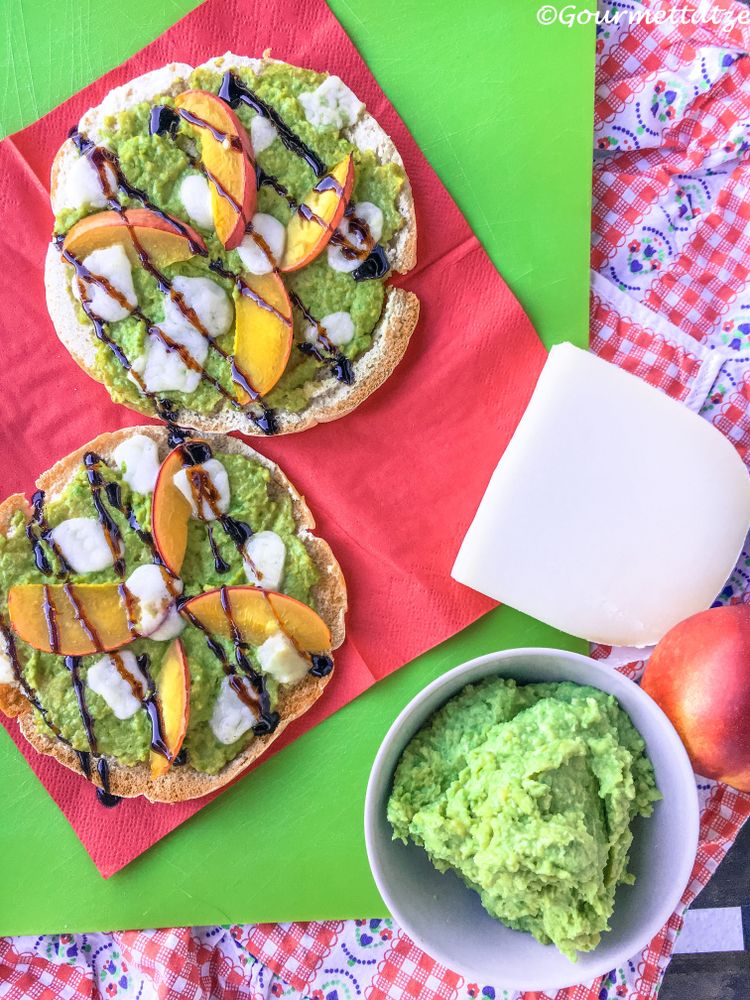 Rezeptbild: Pizza mit Avocado, Nektarine und Ziegenkäse