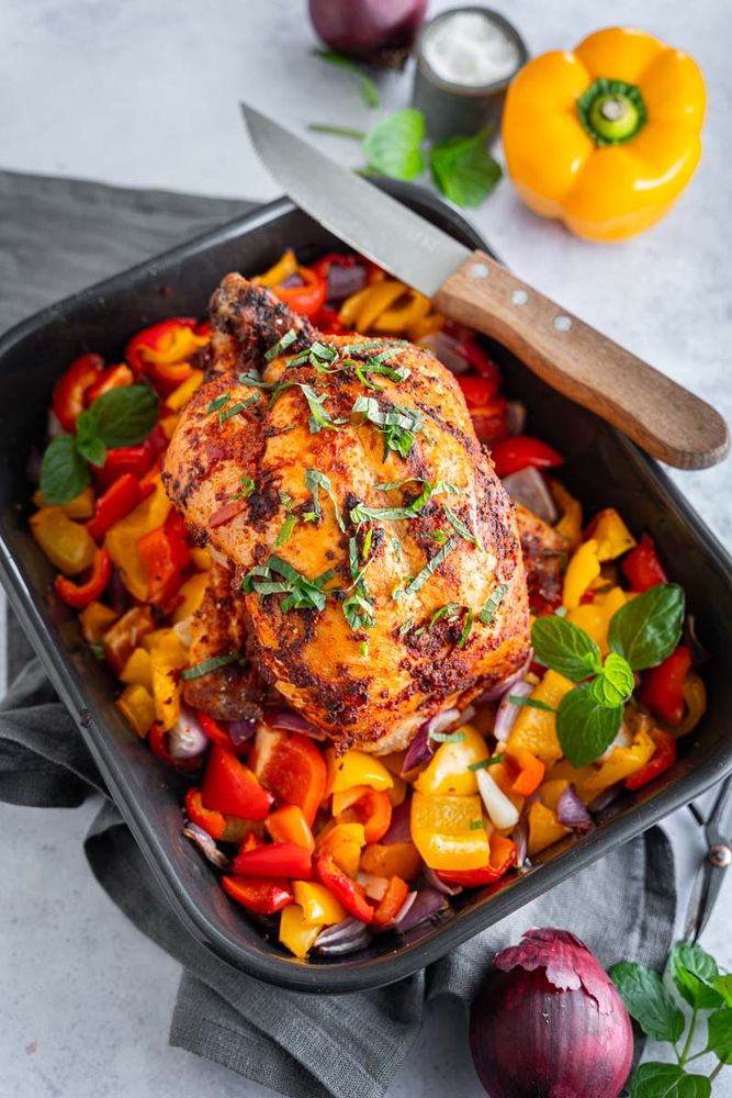 Rezeptbild: Harissa-Hähnchen mit Paprika und roten Zwiebeln
