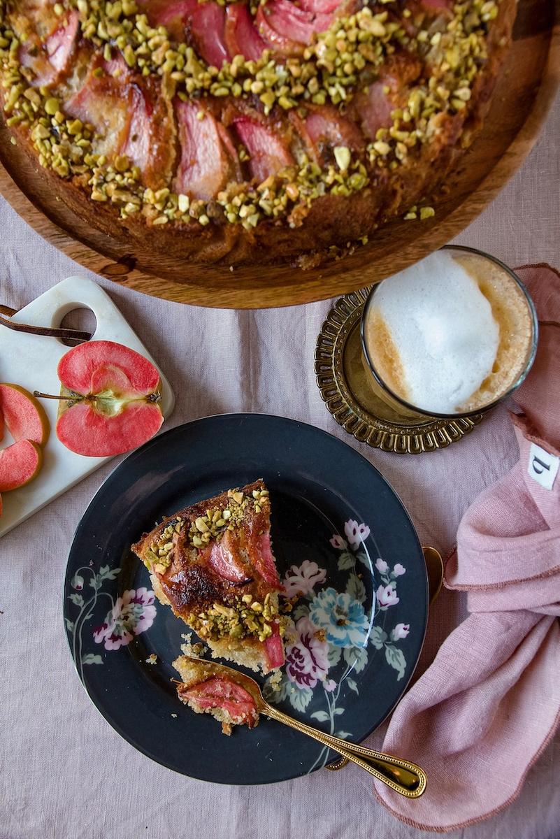 Rezeptbild: Cake Sib – persischer Apfelkuchen mit Pistazien کیک سیب