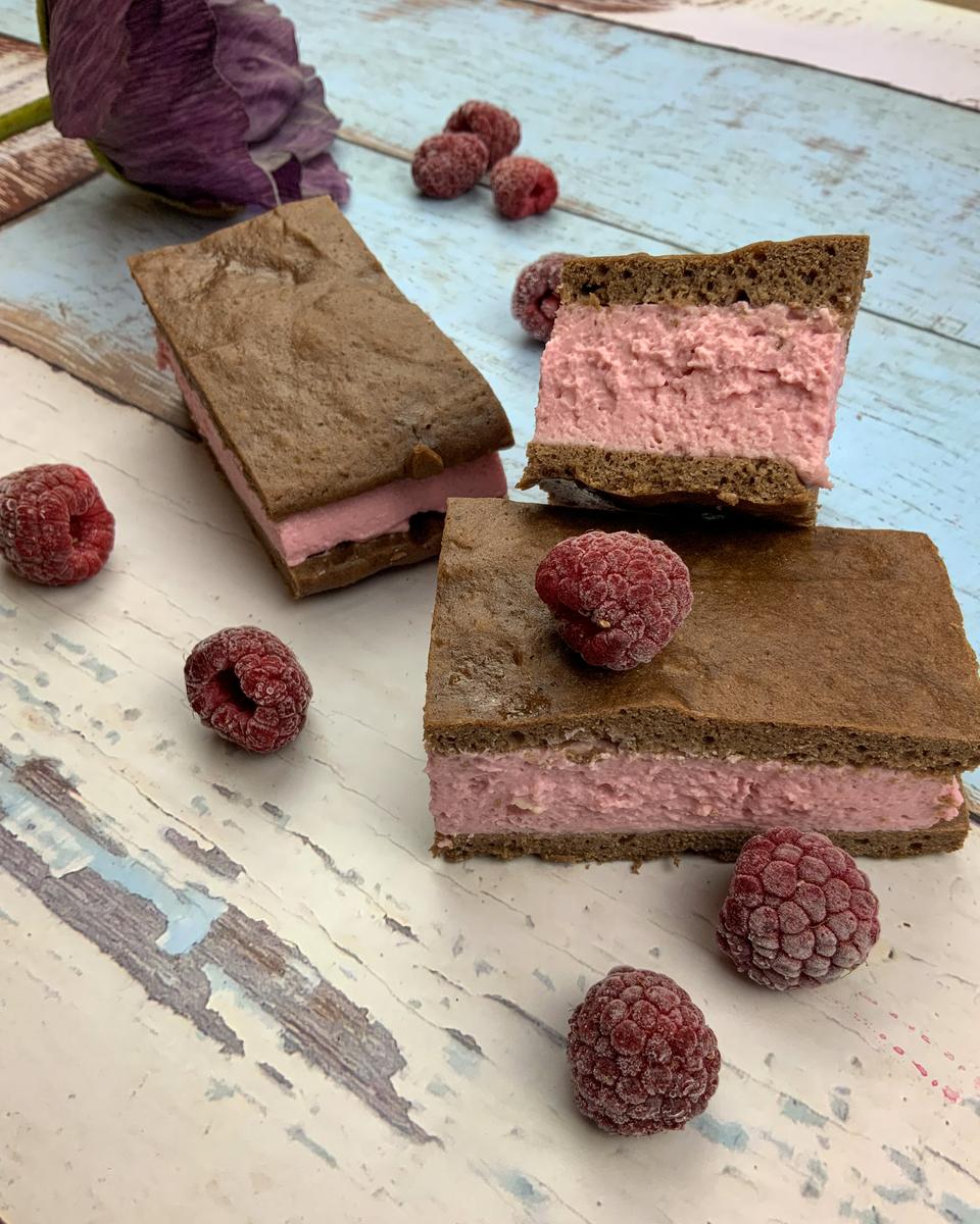 Rezeptbild: Milchschnitten mit cremiger Himbeerfüllung low carb