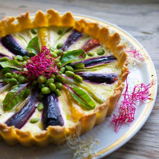 Rezeptbild: Frühlingstarte mit bunten Möhren und Edamame