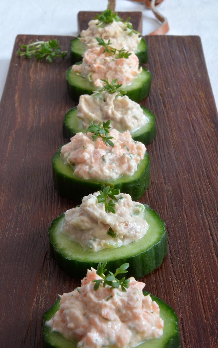 Rezeptbild: Gurkenhäppchen mit Lachs- und Thunfischcreme