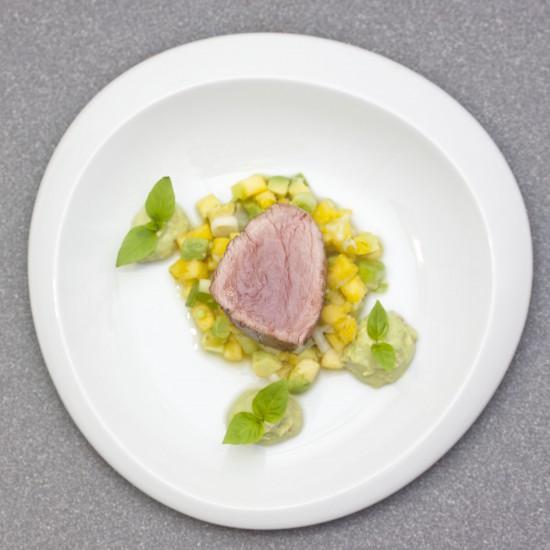 Rezeptbild: Anislackiertes Kalbsfilet mit Ananas-Avocado-Salsa