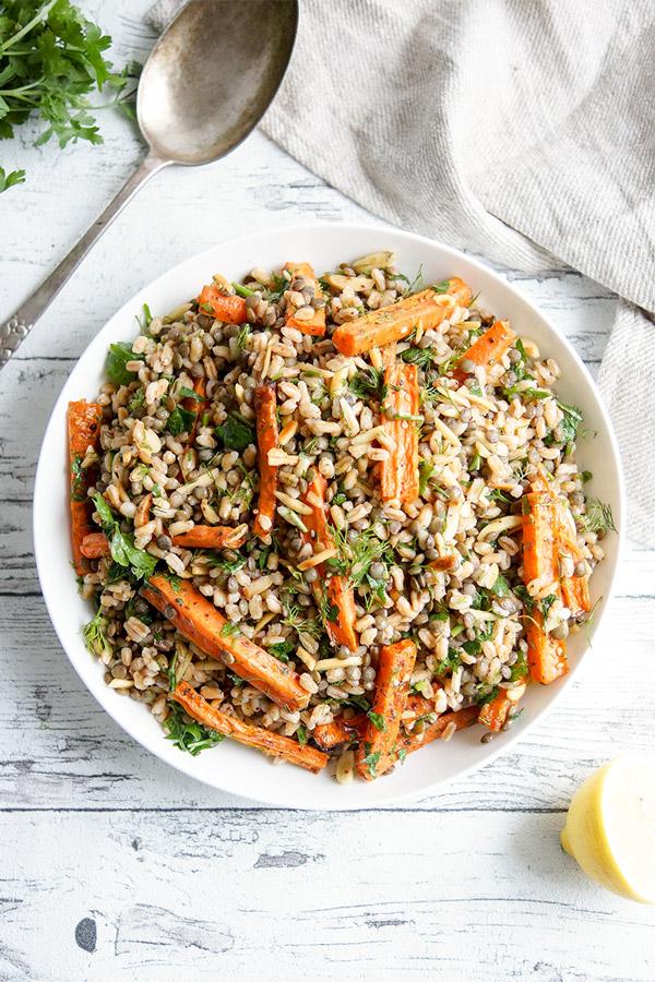 Rezeptbild: Orientalischer Linsensalat mit gerösteten Karotten und Dinkel