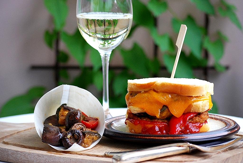 Rezeptbild: Brioche-Lamm-Burger mit scharfer Tomatensoße und gegrilltem Gemüse