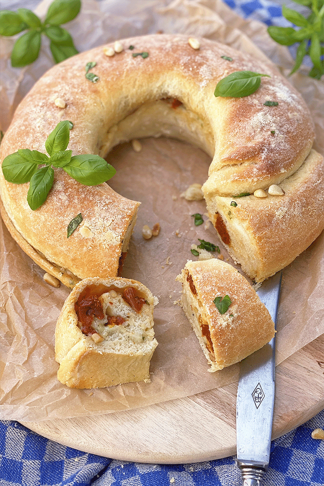 Rezeptbild: Tortano mit mediterraner Füllung