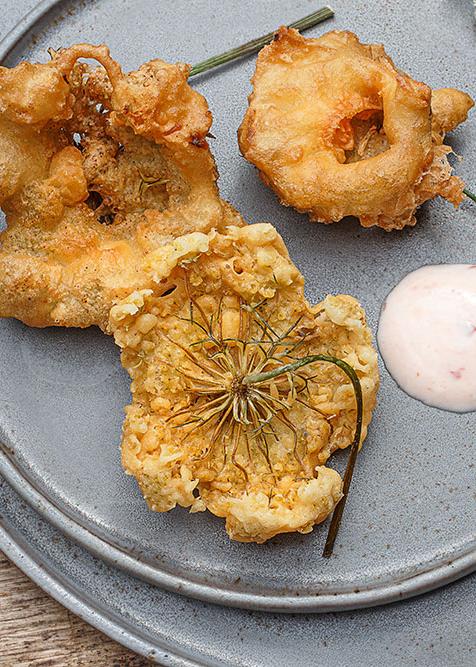 Rezeptbild: Wilde-Möhren-Blüten in Tempurateig
