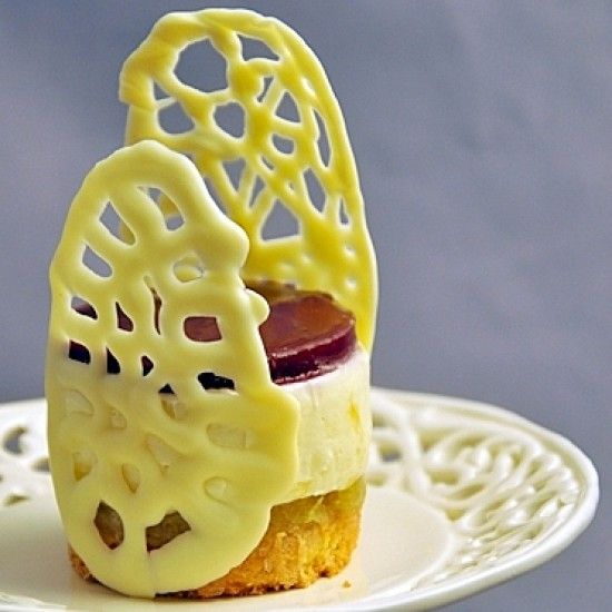Rezeptbild: Entremets mit Rhabarber, weißer Mousse au Chocolat und Waldbeeren