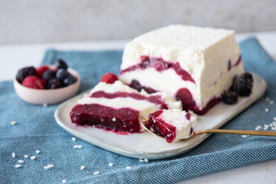 Rezeptbild: Milchreis-Eis mit Roter Grütze
