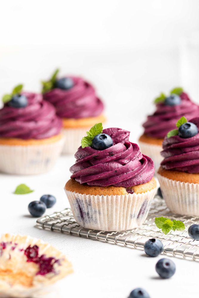 Rezeptbild: Saftige Blaubeer-Cupcakes mit Frischkäse-Frosting