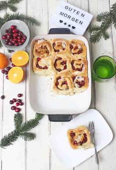 Rezeptbild: Christmas Cinnamon Rolls mit Cranberrys,  Nüssen gefüllt und ein Topping aus einer Orangenglasur