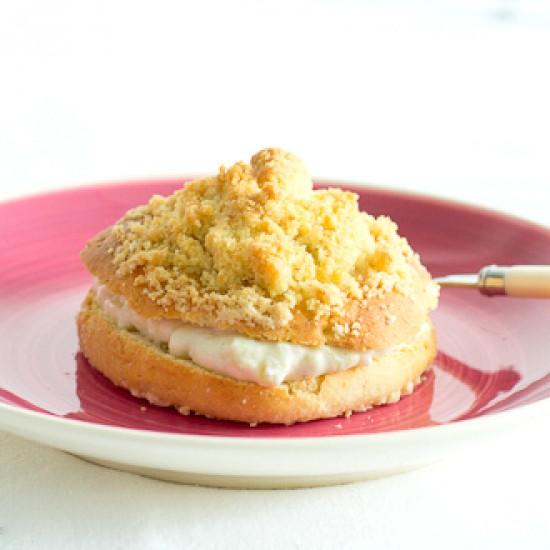 Rezeptbild: Streuseltaler mit Rhabarberpudding