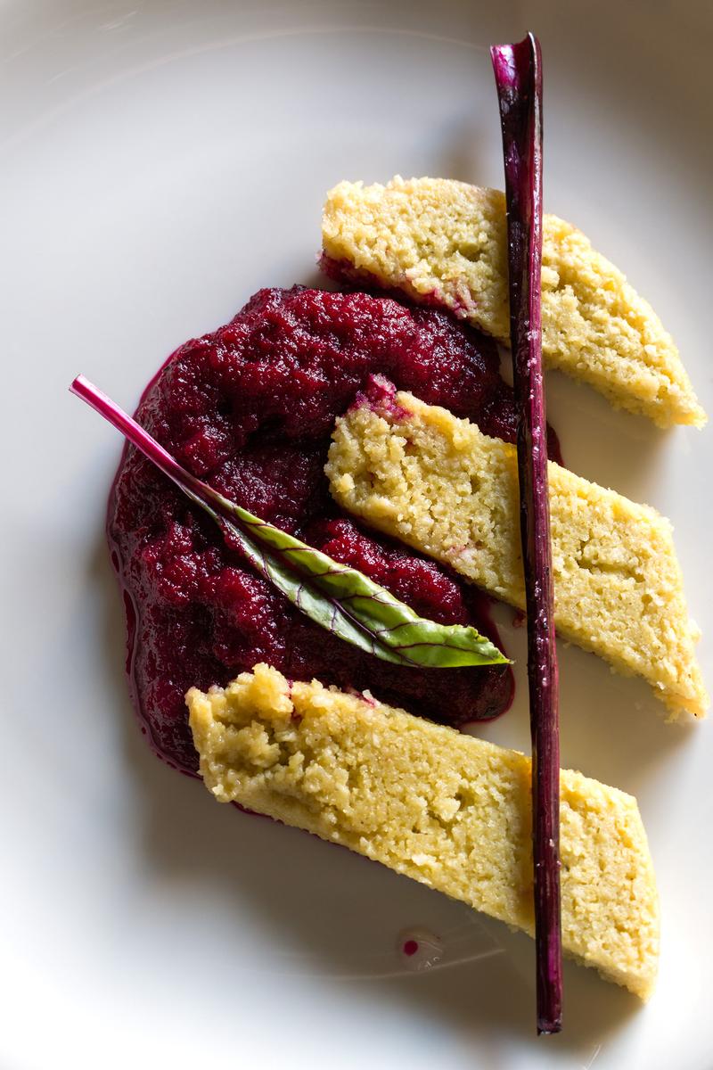 Rezeptbild: Erbsenknödel mit Rote Bete Püree