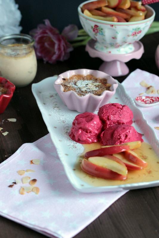 Rezeptbild: Mandel-Creme Brulee mit Calvados-Apfelspalten und Himbeer-Joghurt Eis