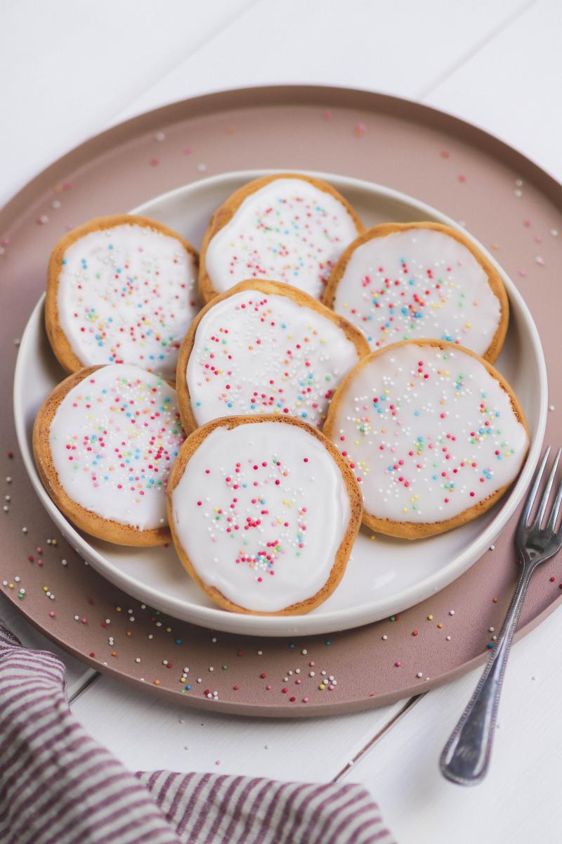 Rezeptbild: saftige Vanille Amerikaner mit zitronigem Zuckerguss
