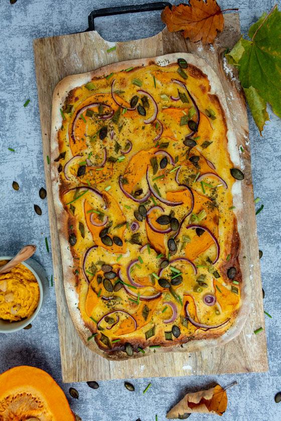 Rezeptbild: Veganer Kürbis-Flammkuchen
