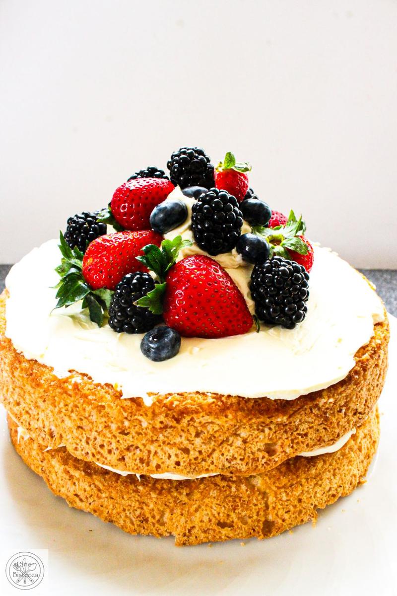 Rezeptbild: Kokosnuss-Baiser-Torte mit Beeren