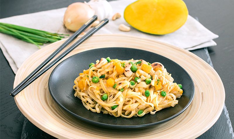 Rezeptbild: Breite Reisnudeln mit Mango & Nuss