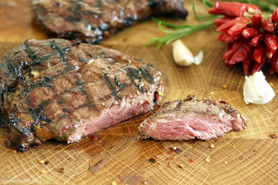 Rezeptbild: Entrecôte mit Knoblauch-Rosmarin-Kruste