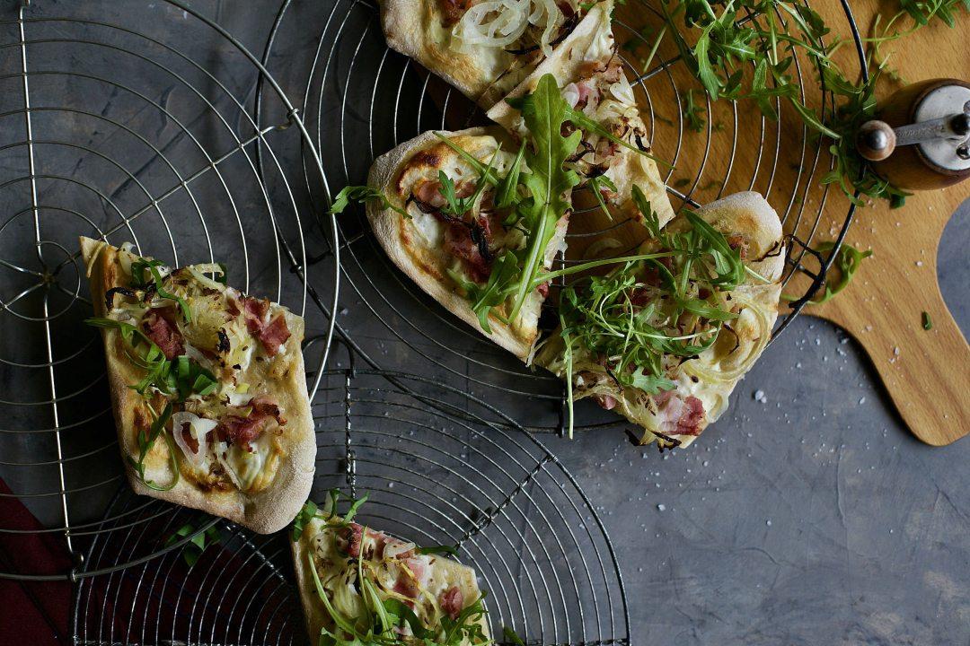 Rezeptbild: Flammkuchen mit Sauerteig und Rucola