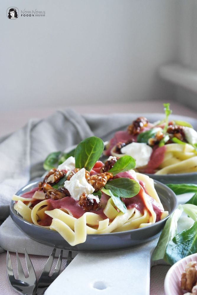 Rezeptbild: Pasta mit Rote-Bete-Ziegenkäse-Sauce, karamellisierten Walnüssen und Feldsalat