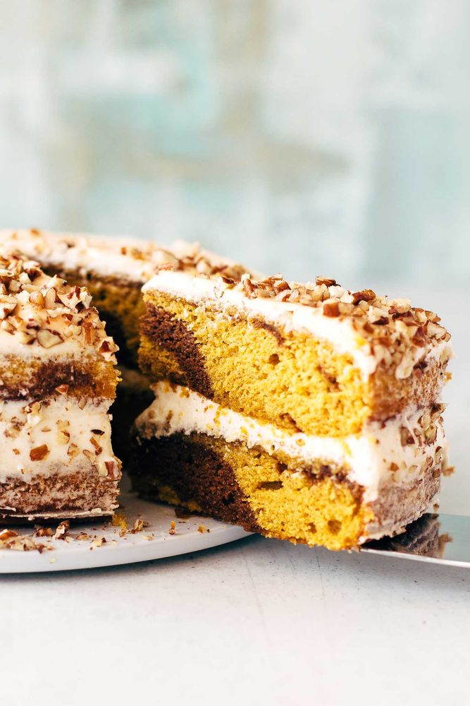 Rezeptbild: MARBLED PUMPKIN CAKE WITH MAPLE FROSTING