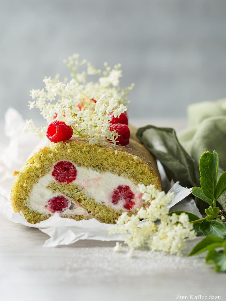 Rezeptbild: Biskuitrolle mit Himbeeren, Holunderblüten und Kürbiskernen