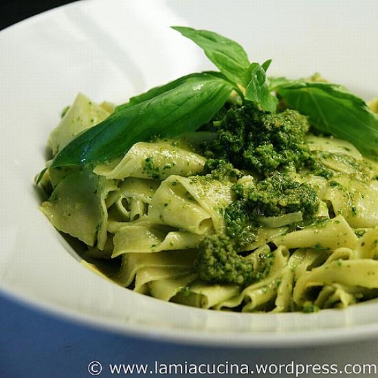 Rezeptbild: Grüner Pesto an Nudeln