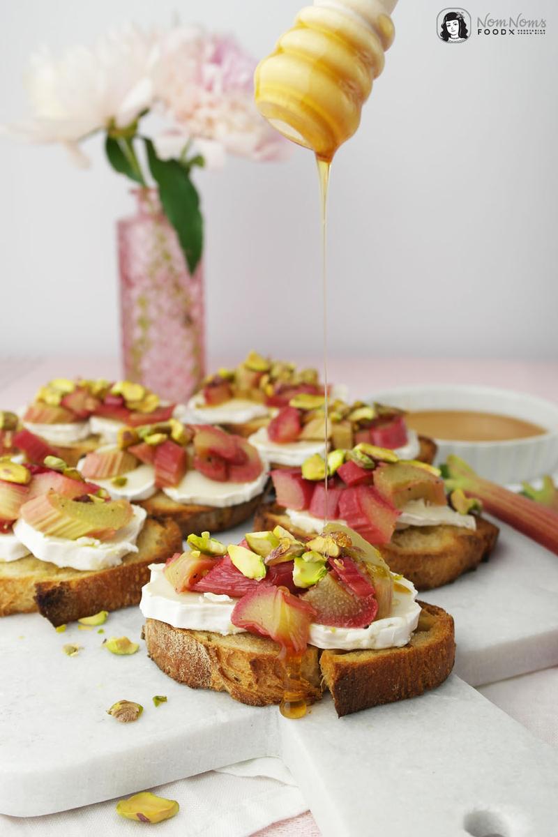 Rezeptbild: Crostini mit Ofen-Rhabarber, Ziegenkäse, Pistazien & Honig