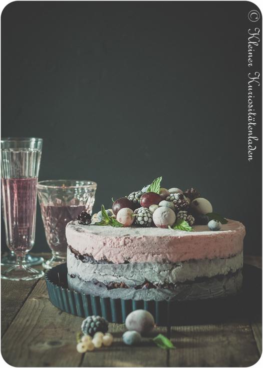 Rezeptbild: Beeren-Ombre-Eistorte mit Knusperboden