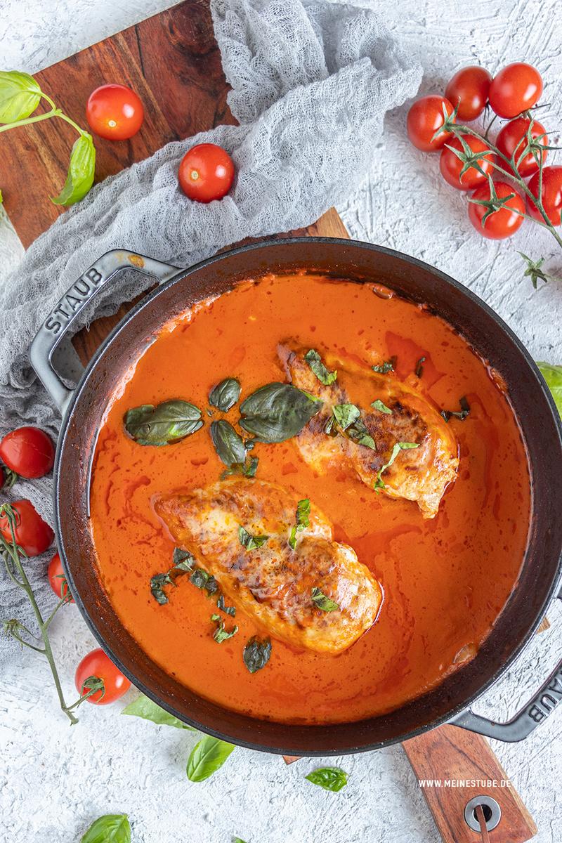 Rezeptbild: Hähnchenbrustfilet in rahmiger Tomatensoße mit Basilikum
