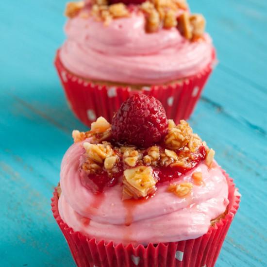Rezeptbild: Himbeer-Cupcakes mit Macadamia-Karamell