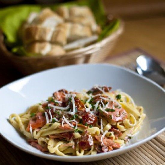 Rezeptbild: Tagliatelle mit Räucherlachs und getrockneten Tomaten