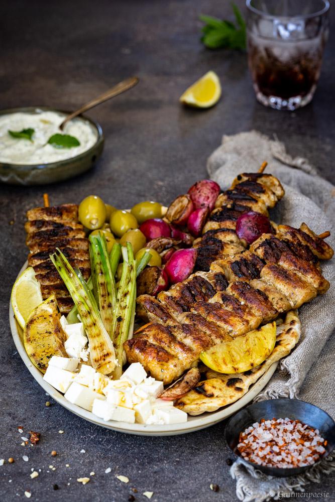 Rezeptbild: Chicken-Souvlaki Platte mit Zitronen-Minz-Tsastsiki