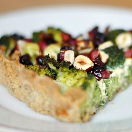 Rezeptbild: Brokkoli-Haselnuss-Quiche mit Cranberries und Schinken