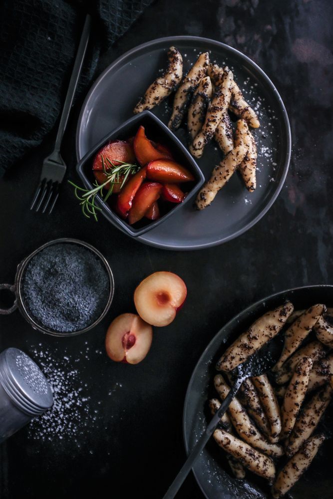 Rezeptbild: SÜSSE SCHUPFNUDELN MIT MOHNBUTTER UND PORTWEINPFLAUMEN