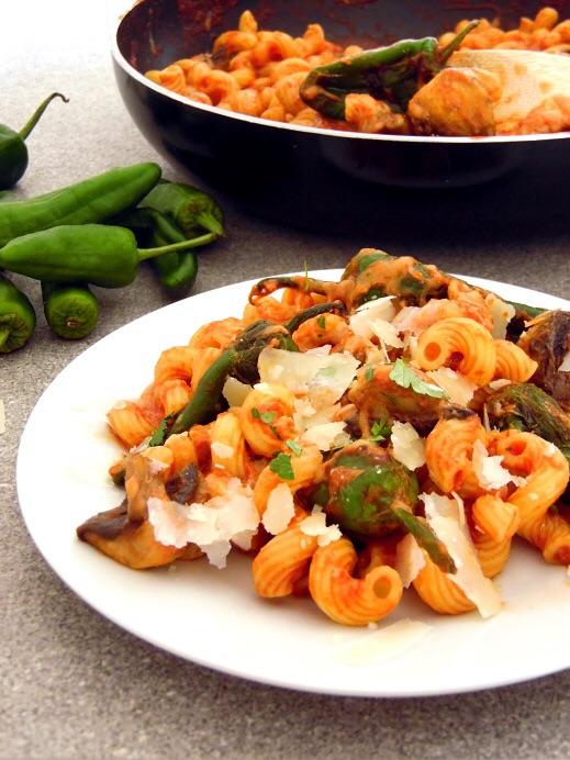 Rezeptbild: Nudeln mit Tomatensoße und Bratpaprika