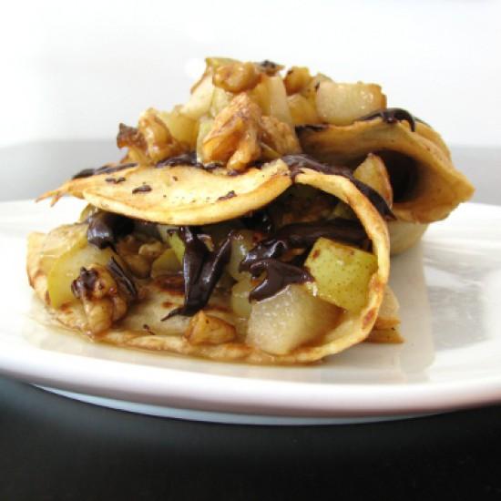 Rezeptbild: Pfannkuchen mit karamellisierten Birnenstückchen, Walnüssen und Schokolade