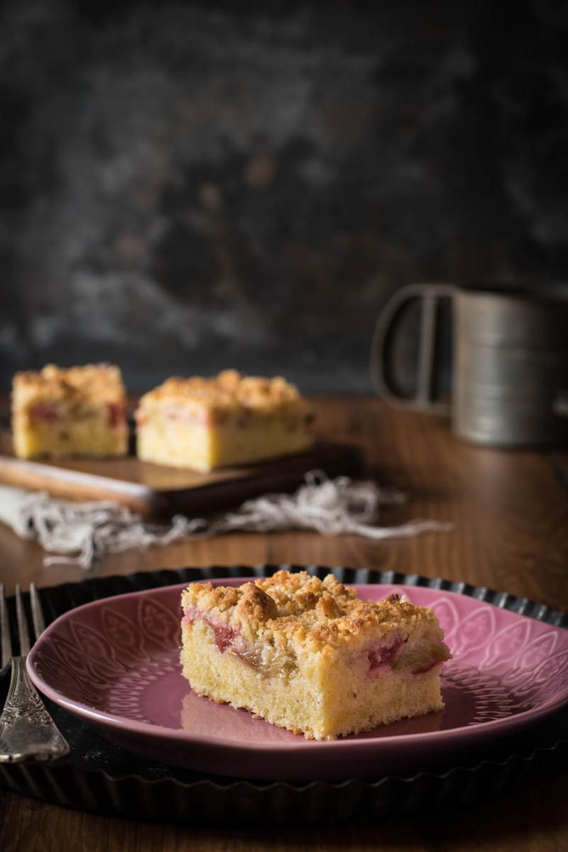 Rezeptbild: Schneller Rhabarberkuchen mit Vanillestreuseln